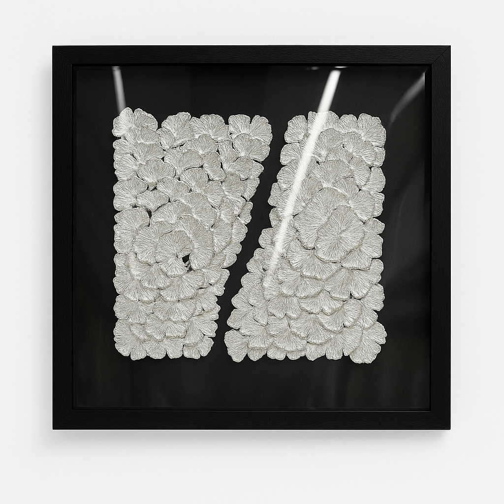 Cuadro Decorativo con Relieve Plateado – Arte 3D Moderno con Marco Negro