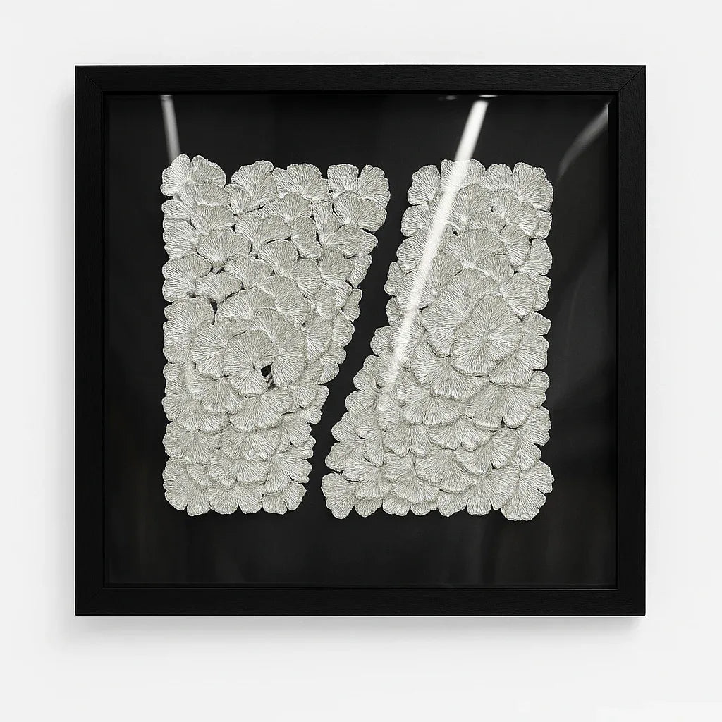 Cuadro Decorativo con Relieve Plateado – Arte 3D Moderno con Marco Negro - KB Home