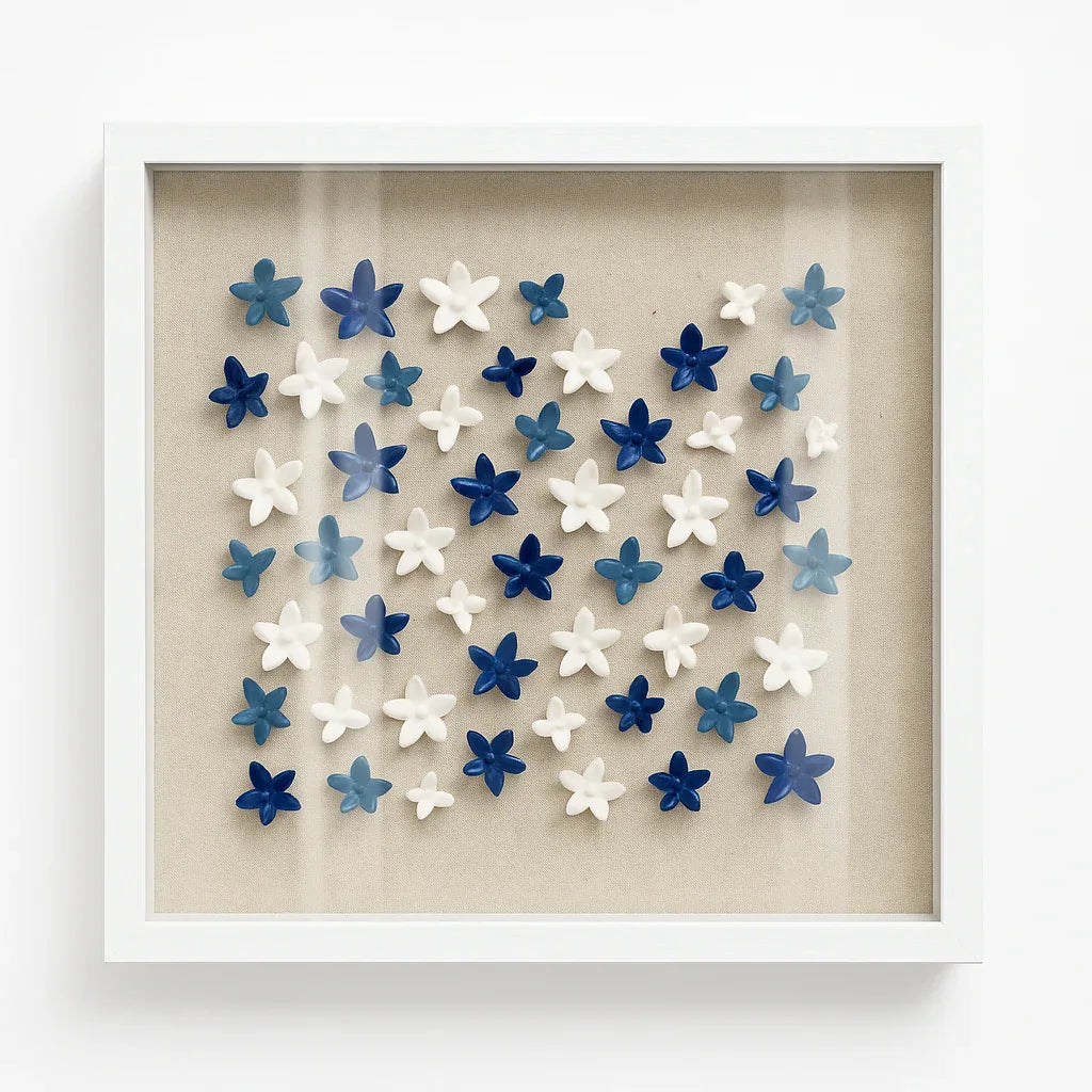 Cuadro Decorativo con Flores en Relieve Azul y Blanco – Arte 3D Moderno con Marco Blanco - KB Home