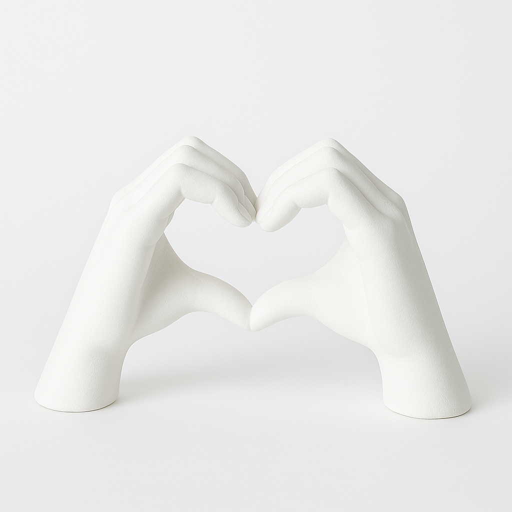 Escultura Decorativa Manos en Forma de Corazón – Blanco Mate