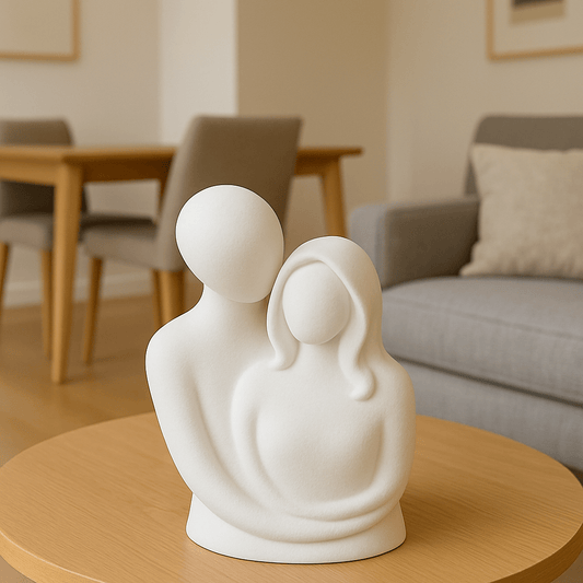 Escultura decorativa de pareja en abrazo – Estilo minimalista moderno en blanco - KB Home