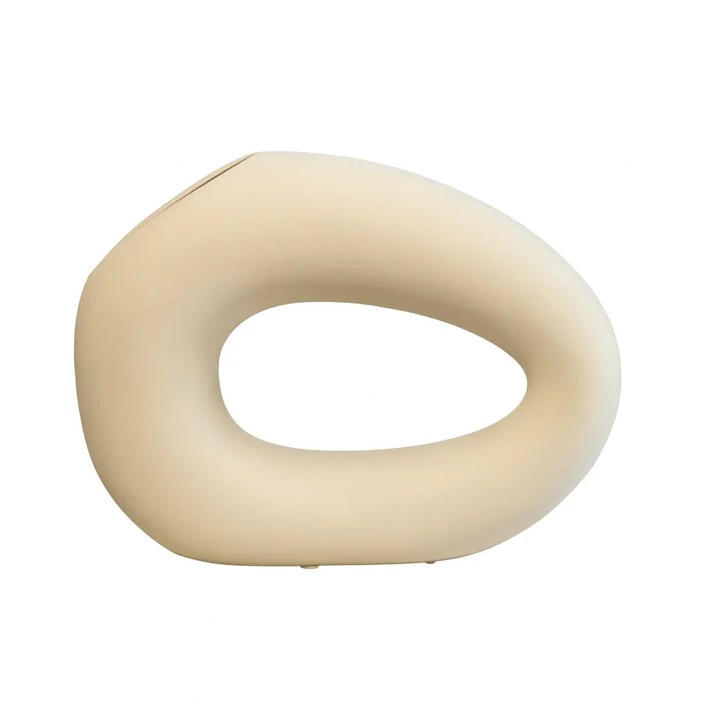 Jarrón Escultural de Cerámica Blanco con Diseño Orgánico - KB Home