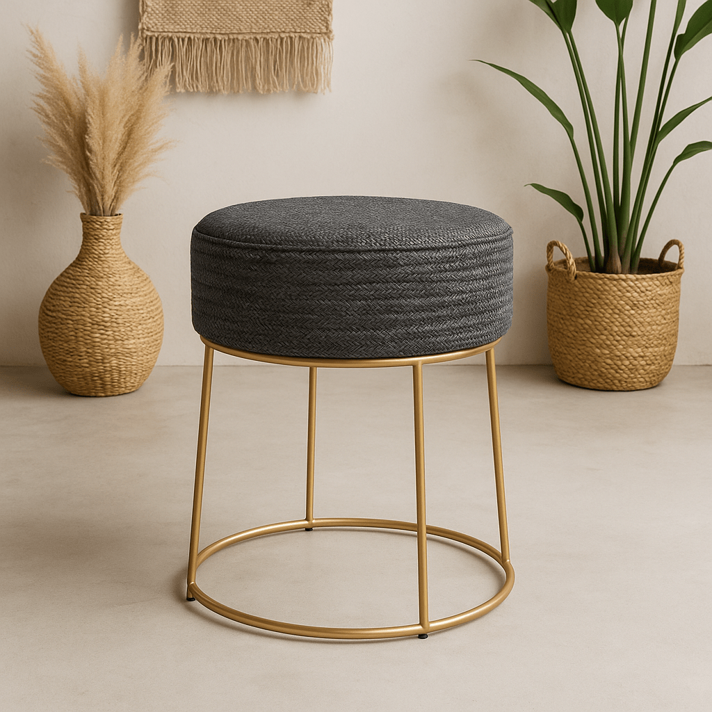 Taburete Decorativo Negro de Fibra Natural con Base Metálica Dorada - KB Home
