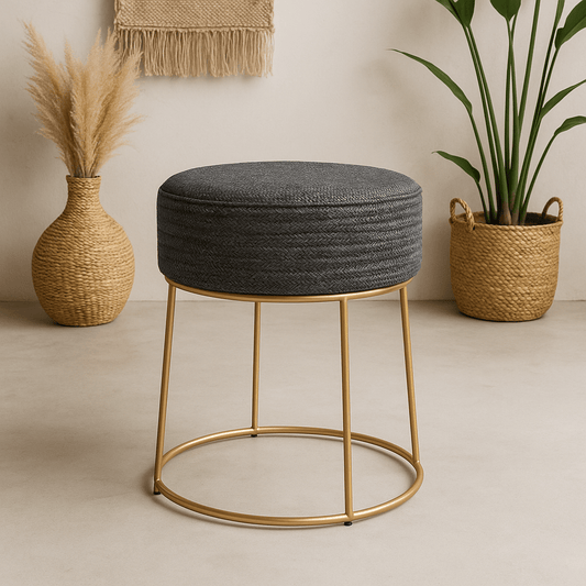 Taburete Decorativo Negro de Fibra Natural con Base Metálica Dorada - KB Home