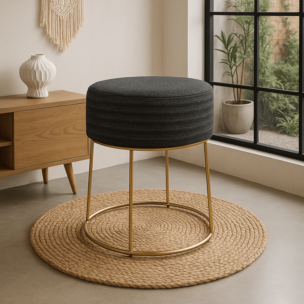 Taburete Decorativo Negro de Fibra Natural con Base Metálica Dorada - KB Home
