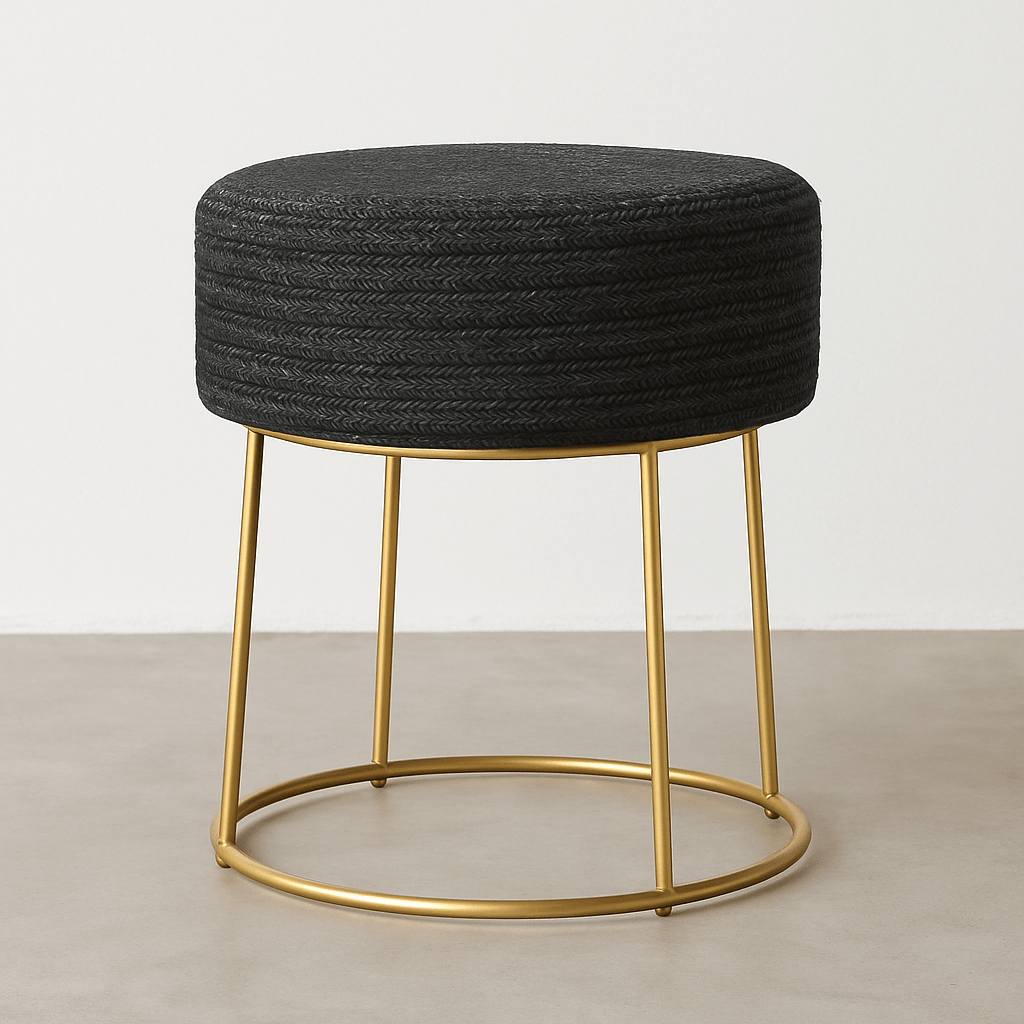 Taburete Decorativo Negro de Fibra Natural con Base Metálica Dorada - KB Home