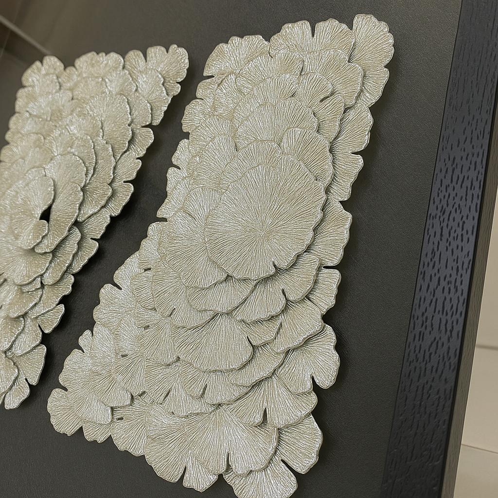 Cuadro Decorativo con Relieve Plateado – Arte 3D Moderno con Marco Negro