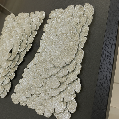 Cuadro Decorativo con Relieve Plateado – Arte 3D Moderno con Marco Negro