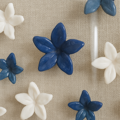 Cuadro Decorativo con Flores en Relieve Azul y Blanco – Arte 3D Moderno con Marco Blanco