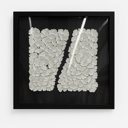 Cuadro Decorativo con Relieve Plateado – Arte 3D Moderno con Marco Negro