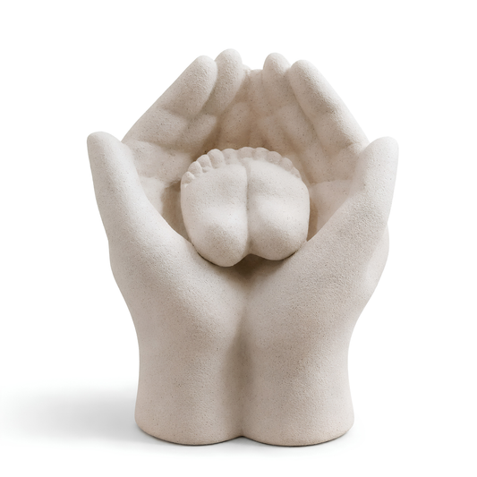 Escultura Decorativa Manos con Pies de Guagua Bebé 17x12 cm – Resina Blanco Marfil
