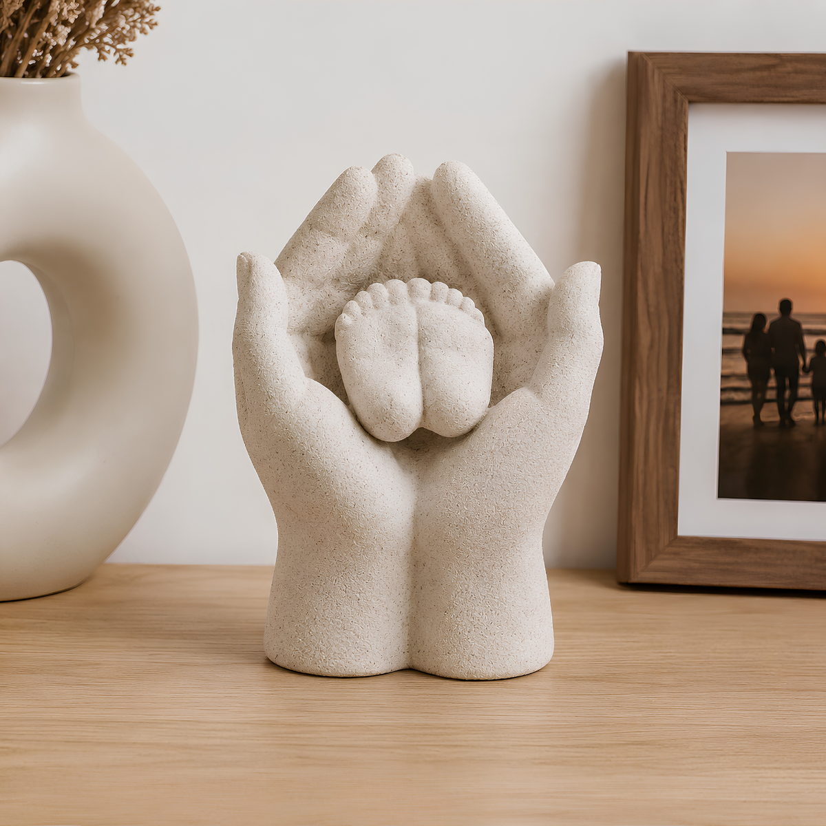 Escultura Decorativa Manos con Pies de Guagua Bebé 17x12 cm – Resina Blanco Marfil