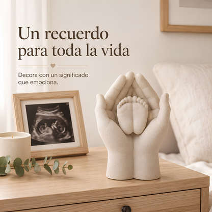 Escultura Decorativa Manos con Pies de Guagua Bebé 17x12 cm – Resina Blanco Marfil