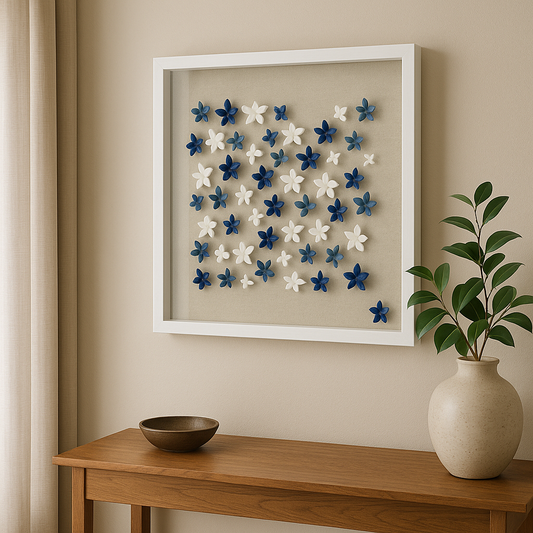 Cuadro Decorativo con Flores en Relieve Azul y Blanco – Arte 3D Moderno con Marco Blanco