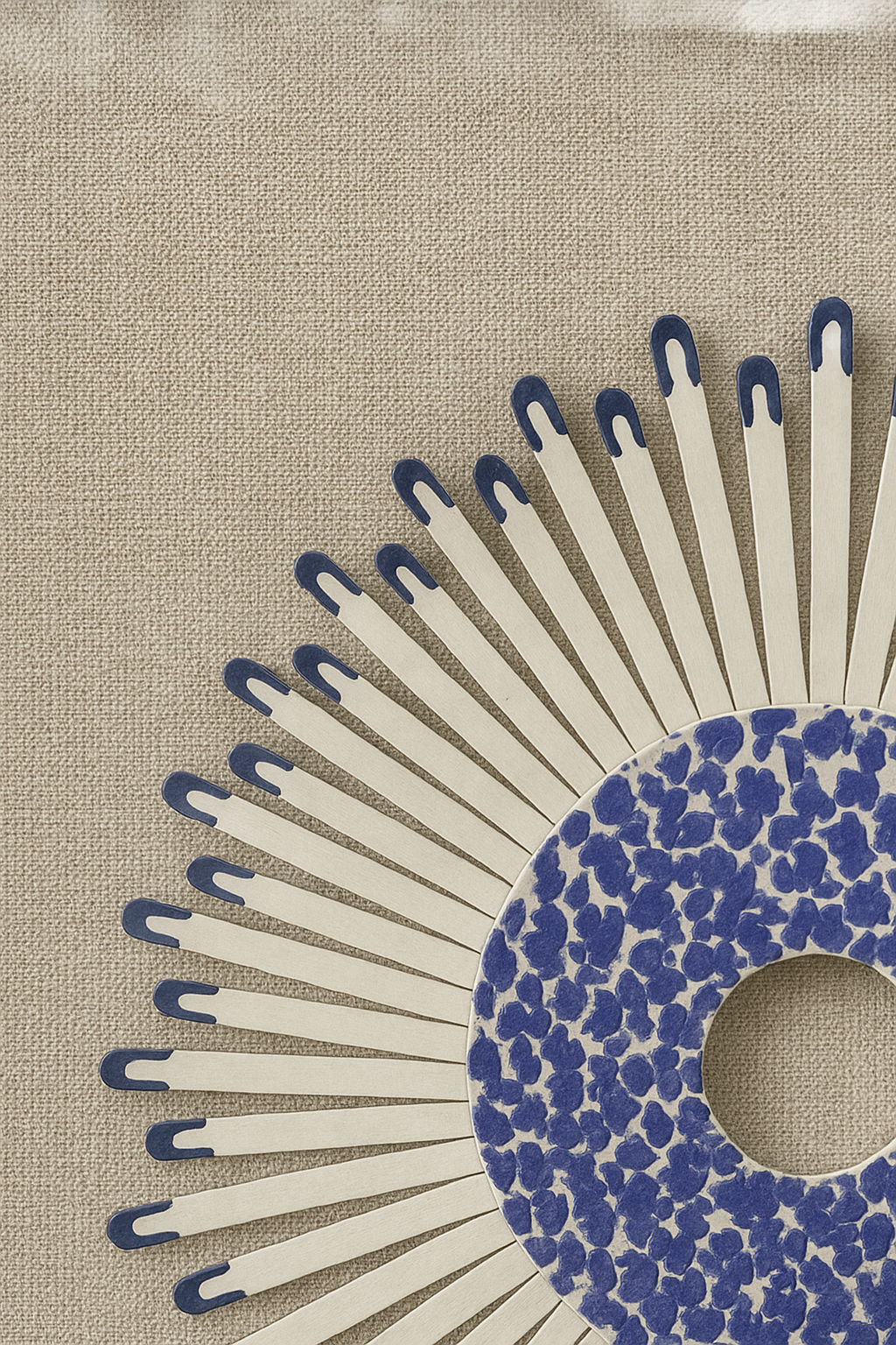 Cuadro Decorativo en Relieve con Diseño Circular Azul y Blanco – Arte Moderno Texturizado