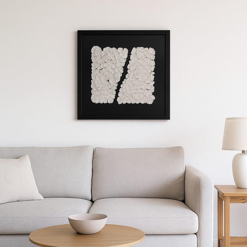 Cuadro Decorativo con Relieve Plateado – Arte 3D Moderno con Marco Negro