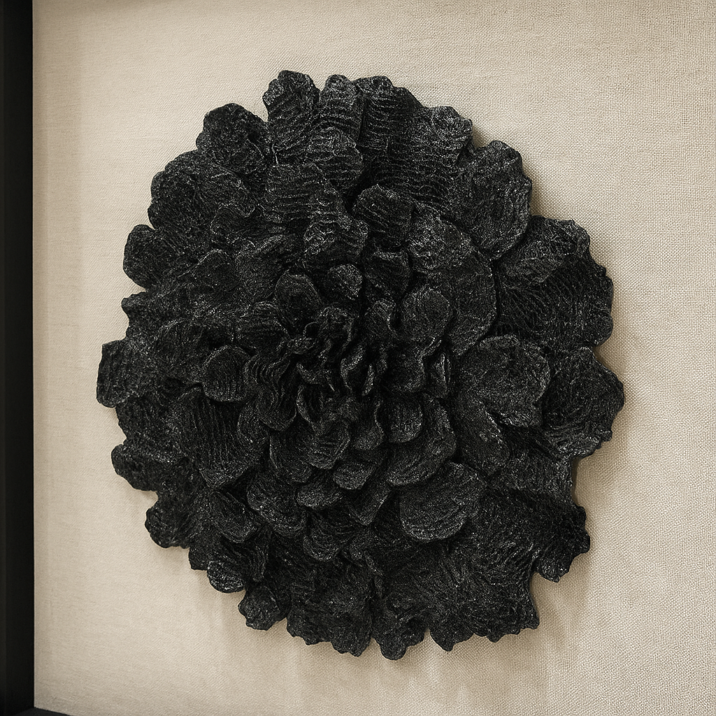 Cuadro Decorativo en Relieve con Flor Negra – Elegancia Moderna con Marco Negro