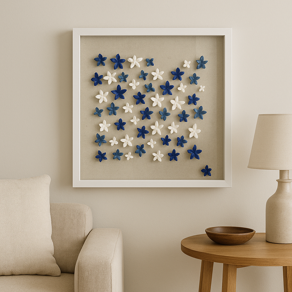 Cuadro Decorativo con Flores en Relieve Azul y Blanco – Arte 3D Moderno con Marco Blanco