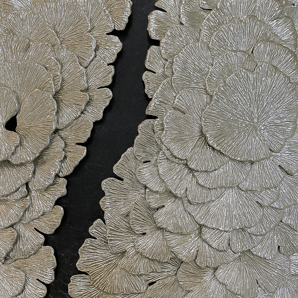 Cuadro Decorativo con Relieve Plateado – Arte 3D Moderno con Marco Negro