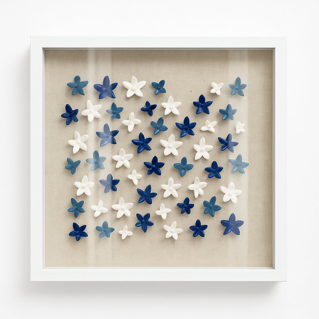 Cuadro Decorativo con Flores en Relieve Azul y Blanco – Arte 3D Moderno con Marco Blanco