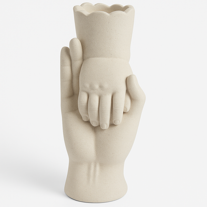 Jarrón Decorativo en Forma de Mano Sosteniendo Mano de Niño – Estilo Escultórico Moderno