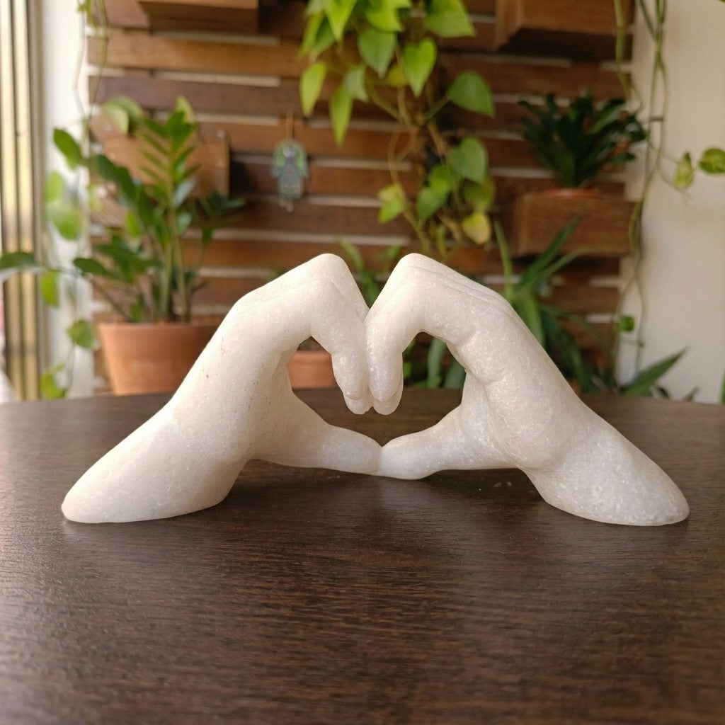 Escultura Decorativa Manos en Forma de Corazón – Blanco Mate