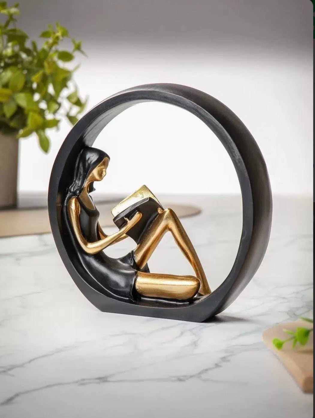 Figura Decorativa Mujer Leyendo – Escultura de Resina 20 cm